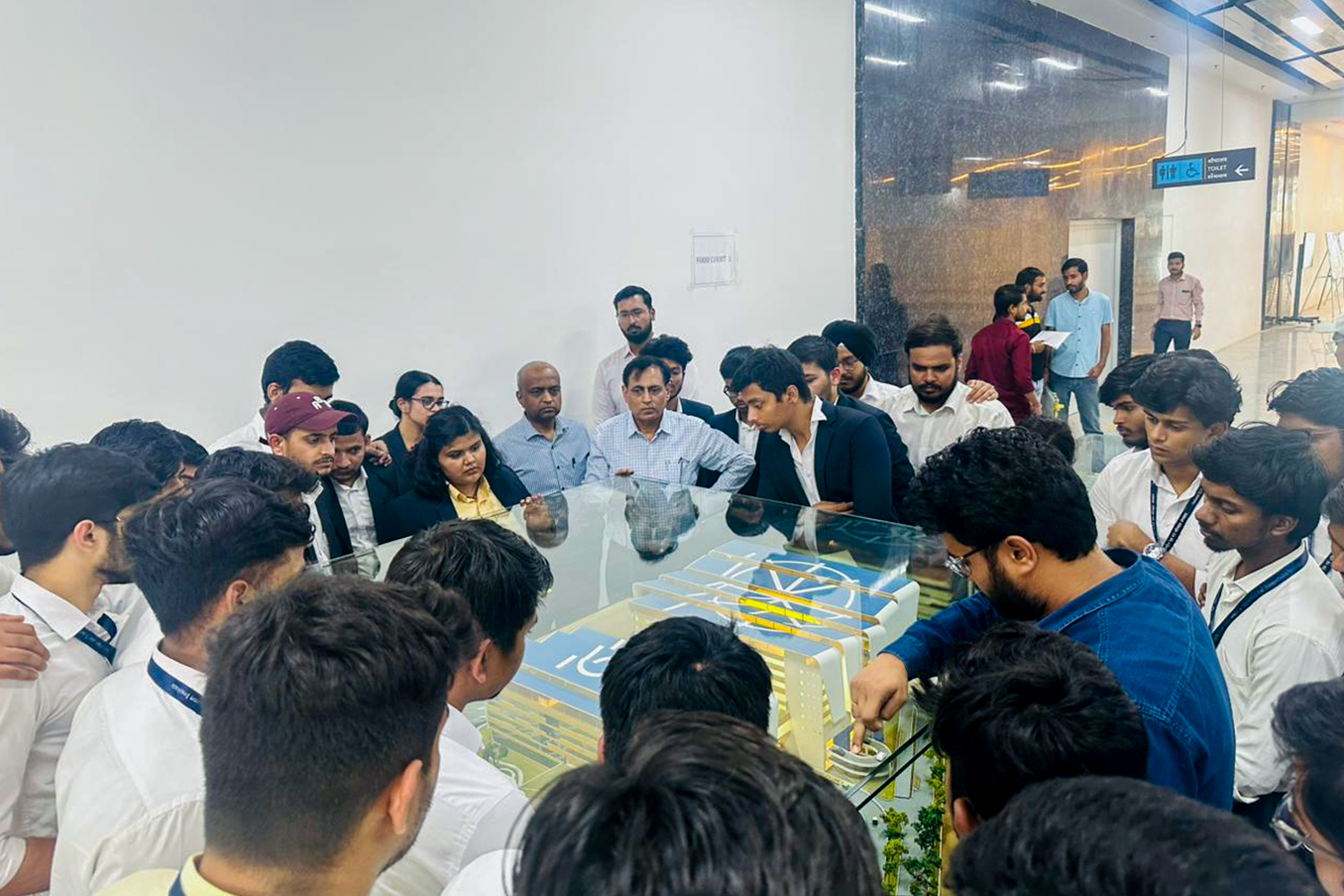 गति शक्ति विश्वविद्यालय के 52 इंजीनियरिंग विद्यार्थियों ने NHSRCL अहमदाबाद कार्यालय का दौरा किया।